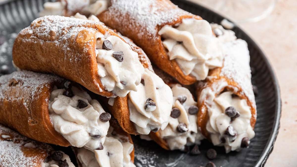 Cannoli dessert